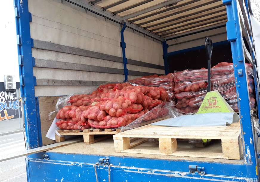 AKCIJA SE NASTAVLJA U GRADIŠCI Udruženje povrtara Srpske podjelilo 37 tona krompira u Banjaluci (FOTO)