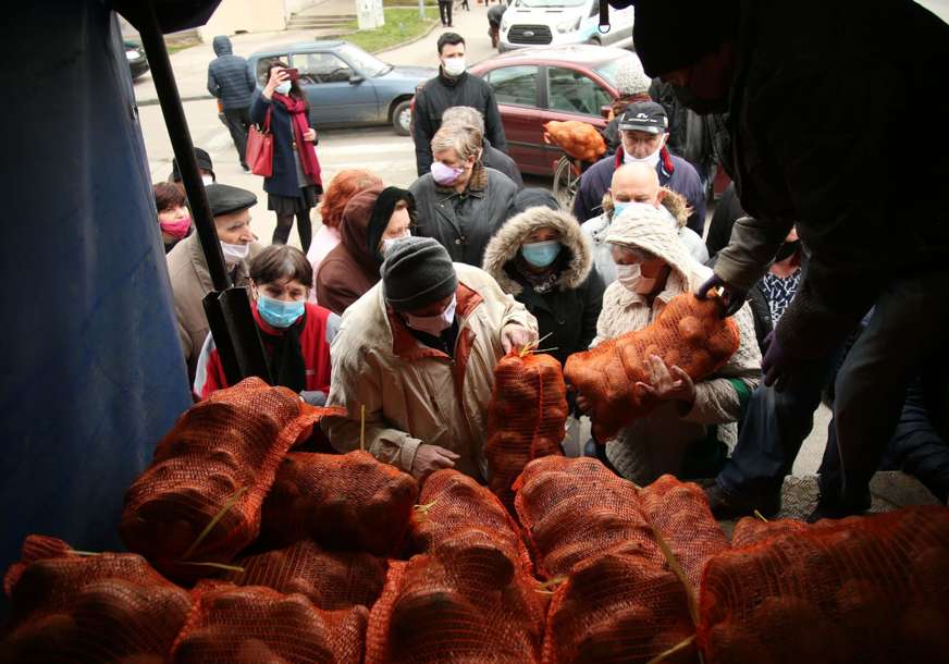 Brojni građani strpljivo čekali na hladnoći: Počela podjela BESPLATNOG KROMPIRA u Banjaluci (FOTO)