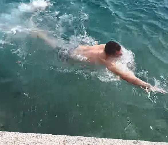 Hladno je, ali njega to ne brine: Skočio u more i "otvorio" sezonu kupanja u Neumu (VIDEO)