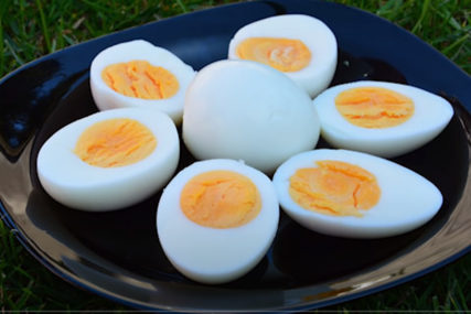 Da li treba da pojedete takvo jaje? Šta znači ZELENI KRUG oko kuvanog žumanceta