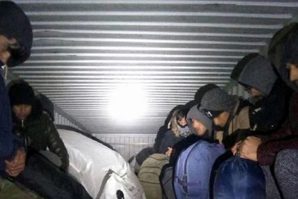 SPRIJEČENA TRAGEDIJA Više od 20 migranata se umalo ugušilo u vozu, među njima bila i beba