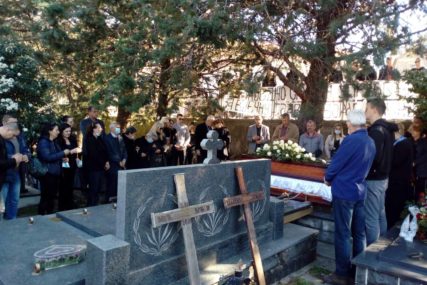 U Trebinju sahranjen Milenko Savović: Proslavljenog košarkaša ispratila porodica I prijatelji (FOTO)