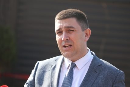 "NE ŽELIMO INCIDENTE" Advokat Stevanović potvrdio da je porodica Radišić počela sa uklanjanjem "Kajak terase"