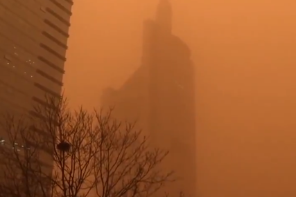 OPASNE ČESTICE U ZRAKU Pješčana oluja iz Mongolije prekrila Peking (VIDEO)