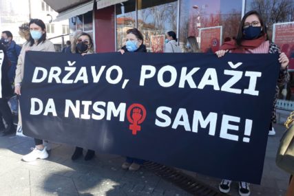 Osmomartovski marš u Banjaluci: Pravda za žene žrtve silovanja (FOTO)