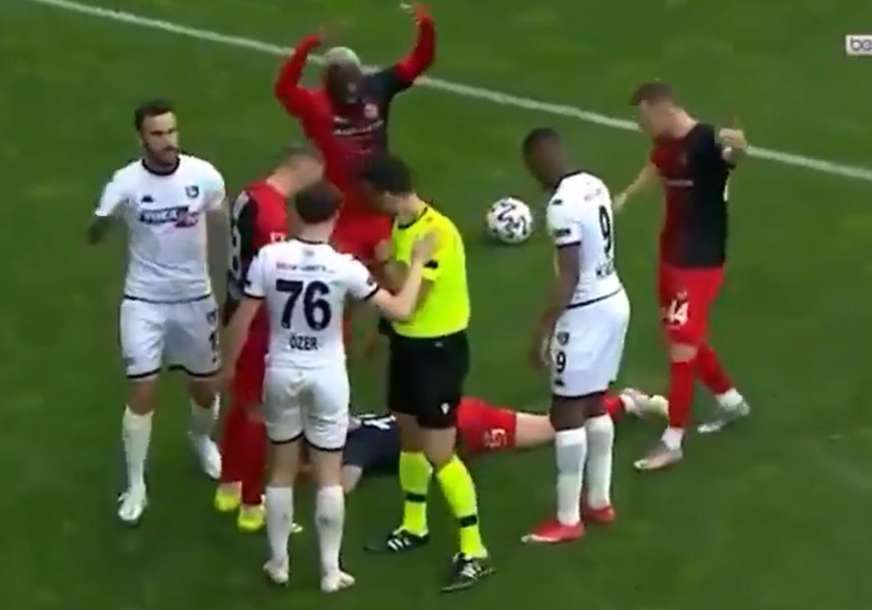 Kung-fu start turskog fudbalera: Jedan je od najgrubljih prekršaja ikad viđenih (VIDEO)
