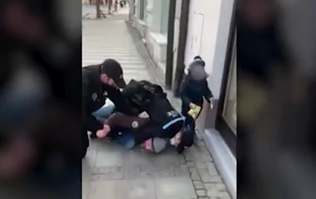 Policija oborila na pločnik oca jer NIJE IMAO MASKU, njegov sin plakao dok je gledao kako mu dave tatu (VIDEO)