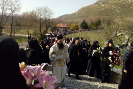 "Ispraćamo u drugi život čovjeka Hristovog uma" Tijelo preminulog episkopa Atanasija stiglo u manastir Tvrdoš (FOTO)