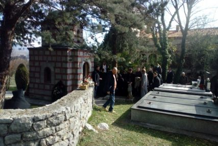 Počivaće u crkvici sagrađenoj po njegovoj želji: U porti manastira Tvrdoš SAHRANJEN EPISKOP ATANASIJE (FOTO)
