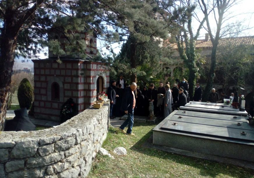 Počivaće u crkvici sagrađenoj po njegovoj želji: U porti manastira Tvrdoš SAHRANJEN EPISKOP ATANASIJE (FOTO)