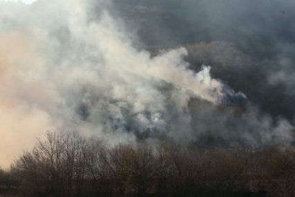 PALJENJE BEZ NADZORA Požar kod Šipova, dim se širi okolnim selima (FOTO)