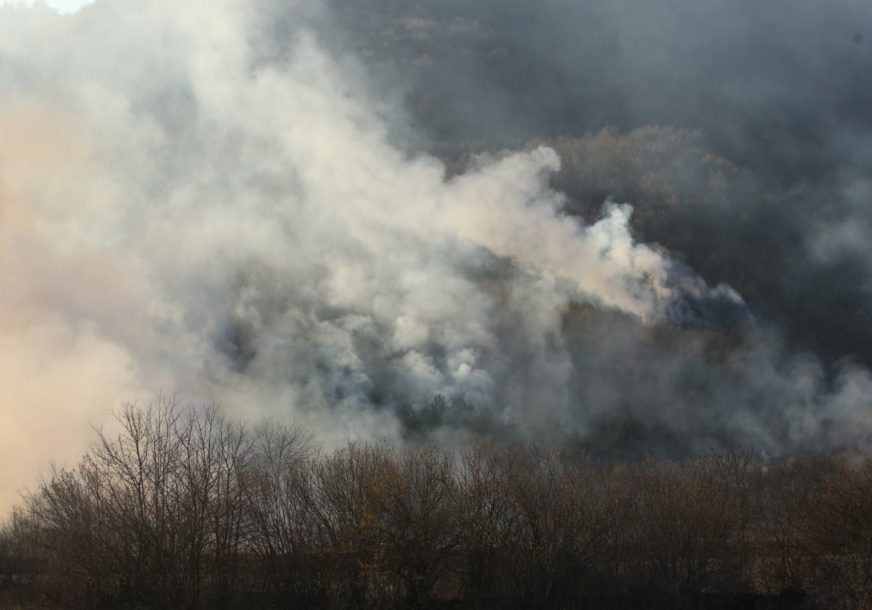 PALJENJE BEZ NADZORA Požar kod Šipova, dim se širi okolnim selima (FOTO)