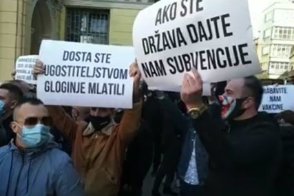 "Naš kanton zatvaraju, a drugi će opet da šire virus" Protestna šetnja u Sarajevu zbog mjera tokom vikenda (VIDEO)