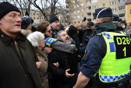 PROTEST U STOKHOLMU Šveđani izašli na ulice zbog antikovid mjera, policija ih rastjeruje