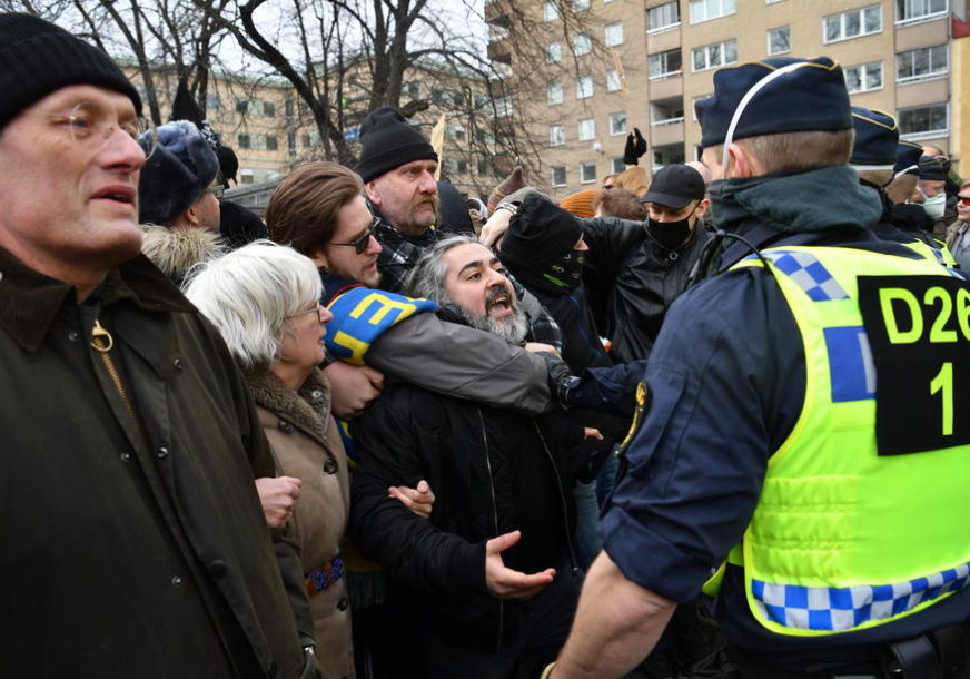 PROTEST U STOKHOLMU Šveđani izašli na ulice zbog antikovid mjera, policija ih rastjeruje