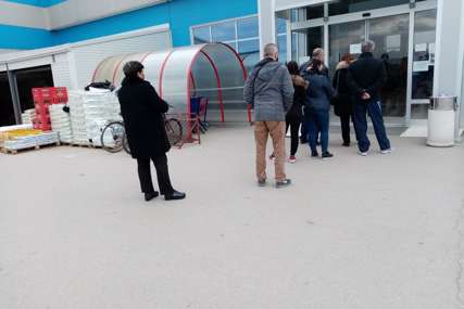 Kupci ponovo čekaju u redovima: U Prijedoru  marketi počeli da primjenjuju strože mjere