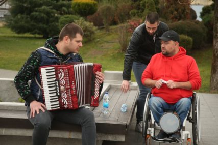 Ne tako obični ulični svirači: Dva momka koja dijele isto ime, ali i ljubav prema muzici zasvirali u centru Banjaluke (FOTO, VIDEO)