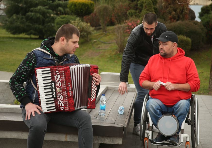 Ne tako obični ulični svirači: Dva momka koja dijele isto ime, ali i ljubav prema muzici zasvirali u centru Banjaluke (FOTO, VIDEO)