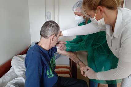 “PROCES BRZ I EFIKASAN” Za dva dana u Prnjavoru vakcinisano 100 starijih osoba