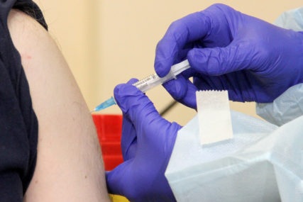 Vakcinisan dječak od 15 godina: Počela IMUNIZACIJA DJECE protiv virusa korona u Srpskoj (FOTO)