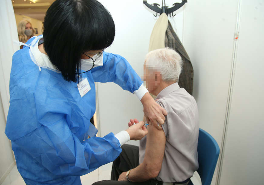 Nastavljena imunizacija u Šamcu: Jednu dozu primila 1.881 osoba, revakcinisano 386