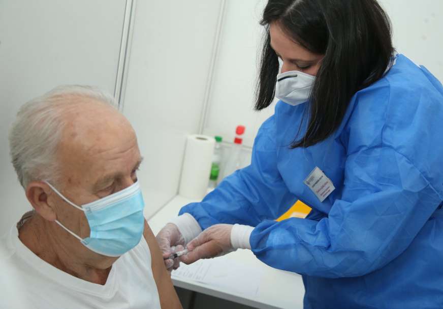 Preporučuje se starijima i hroničnim bolesnicima: Slovenija počinje s davanjem treće doze vakcine protiv korone