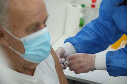 “Ovo je spas” U Banjaluci nastavljena masovna vakcinacija građana protiv virusa korona (FOTO)