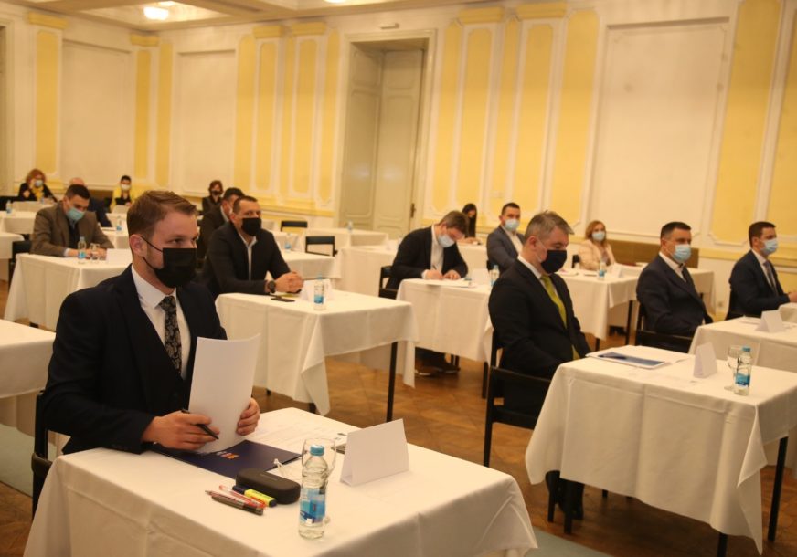 Stanivuković odgovorio Đajiću: Odustanite od garaže vrijedne 35 miliona KM, NABAVITE APARATE, pa će i Banjaluka pomoći