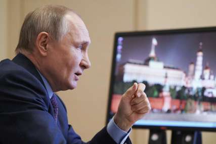 LIČNIM PRIMJEROM OHRABRUJE GRAĐANE Putin se vakcinisao protiv kovida 19