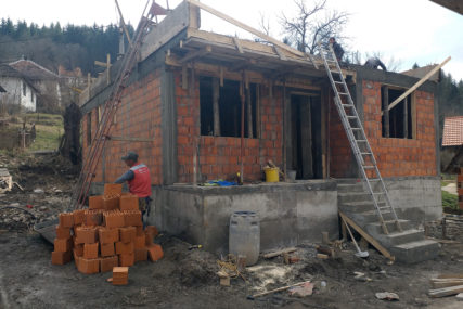 RADUJU SE USELJENJU Vlaseničanima nove kuće zahvaljujući programu oporavka od poplava
