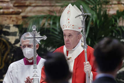 NEOČEKIVANA POSJETA Papa obišao punkt za vakcinaciju beskućnika u Vatikanu (FOTO)