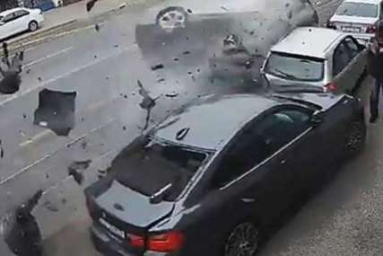 STRAHOVIT UDAR Audi se u punoj brzini zakucao u parkirana vozila (VIDEO)