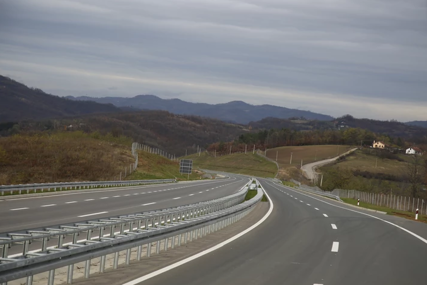 Opasna vožnja duga čak 13 kilometara: Vozio u suprotnom smjeru na auto-putu Gradiška – Banjaluka (VIDEO)