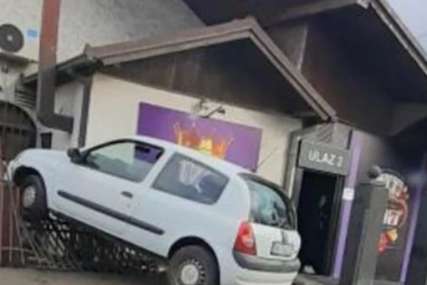 Nevjerovatan prizor: Vozač automobilom srušio ogradu i ULETIO U DVORIŠTE