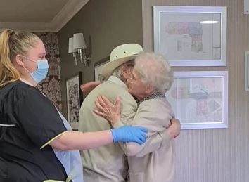 Nisu se vidjeli osam mjeseci, a onda pokazali šta znači ljubav: Dirljiv susret bake i djeda rasplakao mnoge (VIDEO)