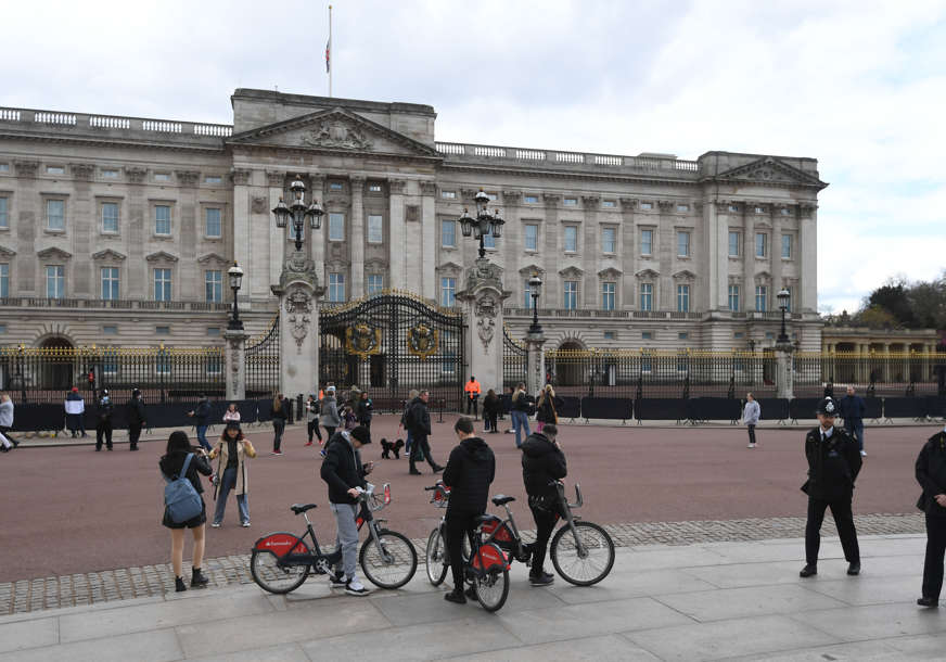 Uhapšen muškarac u Londonu: Sa nožem u ruci pokušao da se probije u Bakingemsku palatu