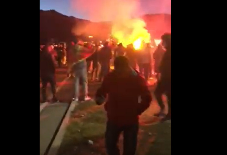 BAKLJE I CRNOGORSKE PJESME Okupljeni blokirali saobraćajnice u Bogetićima i Baru (VIDEO)