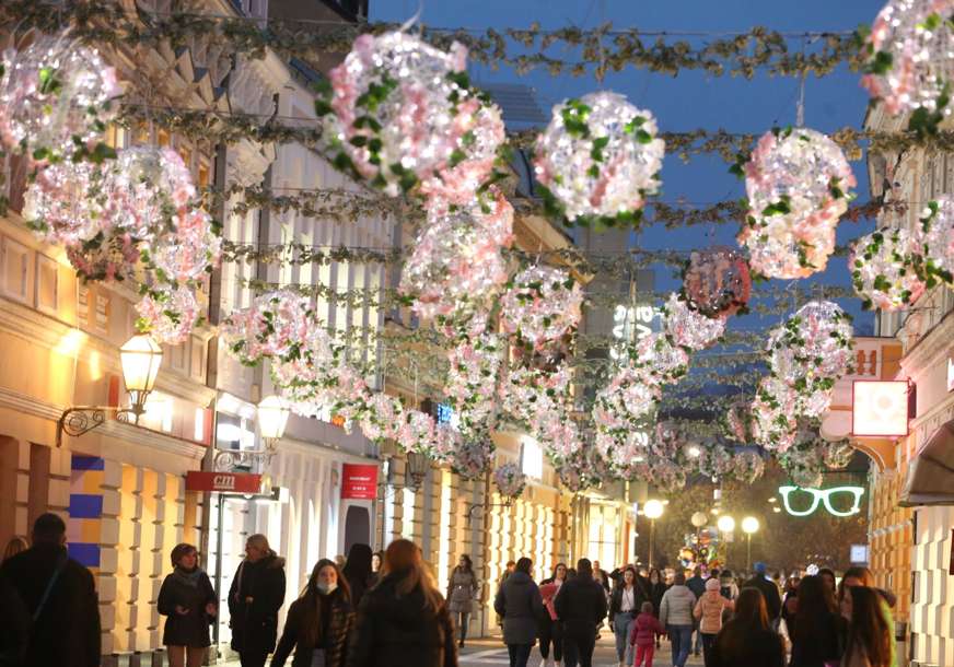 SPREMNE ZA DAN GRADA Cvjetne kugle u Gospodskoj ulici zasjale posebnim sjajem (VIDEO, FOTO)