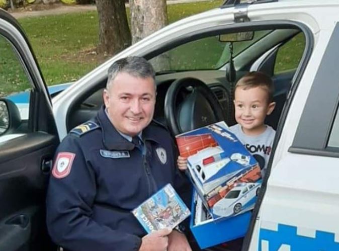 Iznenađenje za malog Dragana: Bijeljinska policija OBRADOVALA DJEČAKA za rođendan (FOTO)