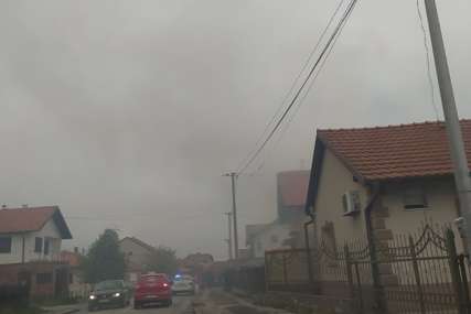 BUKTINJA U BIJELJINI Gori kuća u gradu, vatrogasci na licu mjesta (FOTO)