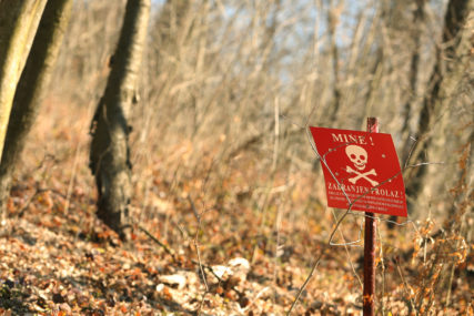 OBILJEŽAVANJE SUMNJIVIH POVRŠINA Počelo obnavljanje upozoravajućih oznaka na mine na području Šamca