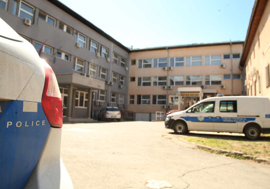 Šokantan slučaj u Osinji kod Dervente: Nastavnik pod istragom zbog sumnje da je POKUŠAO DA OBLJUBI UČENICU