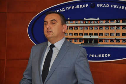 DA LI JE POSLUŠAO DODIKA Gradonačelnik Prijedora i dalje ćuti o ostavci nakon skandala koji potresa grad