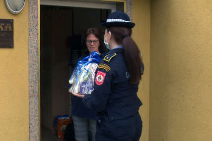 STIGLI POKLONI Policajci u Doboju obradovali mališane iz Doma za djecu bez roditeljskog staranja