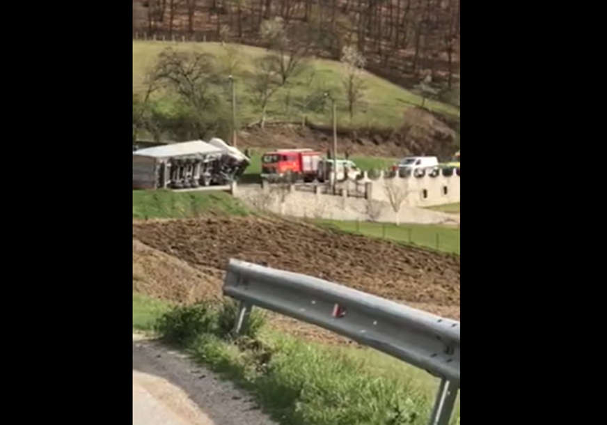 Detalji teške nesreće kod Gračanice: Iz olupine ispod kamiona čuli se jezivi krici, žena spasena u zadnji tren (VIDEO)