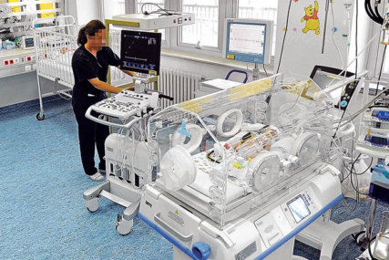 NAJLJEPŠE VIJESTI Dvije bebe koje su bile na respiratoru otpuštene na kućno liječenje, oporavljaju se i dvije djevojčice