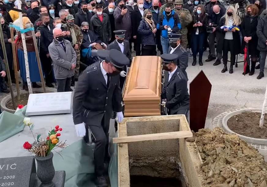 Jovan Divjak sahranjen u Sarajevu uz pjesmu "Bella Ciao"