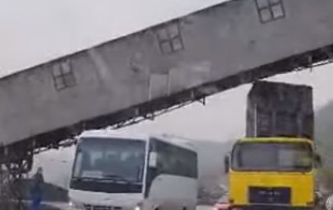 LOŠA PROCJENA Kamiondžija kipom udario u transportnu traku za ugalj (VIDEO)