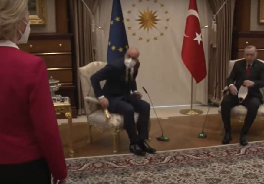 "Sraman čin, diplomatski fijasko" Predsjednica Komisije EU OSTALA BEZ STOLICE prilikom susreta sa Erdoganom (VIDEO)