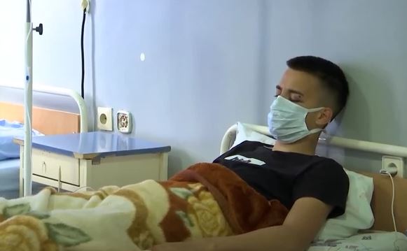 Nemilosrdno šutirali golorukog Luku: Oglasio se otac mladića kojeg su pretukli Albanci  (VIDEO)